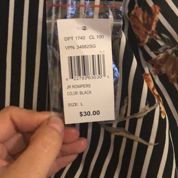 NWT romper size L - Picture 3 of 6